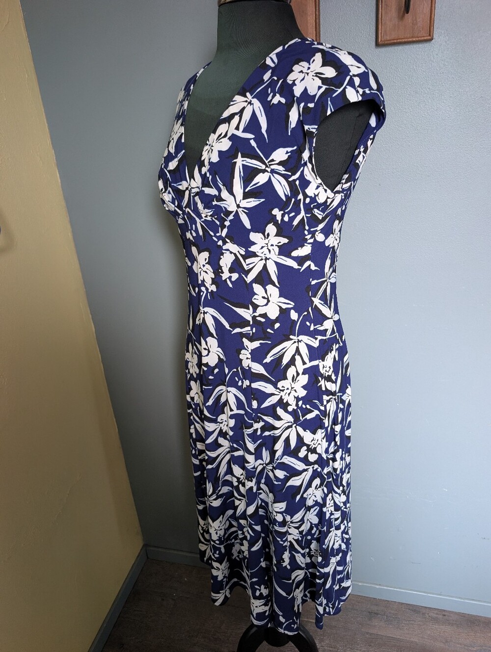 Chaps Women's Navy Blue Floral V-Neck Dress - Picture 7 of 12